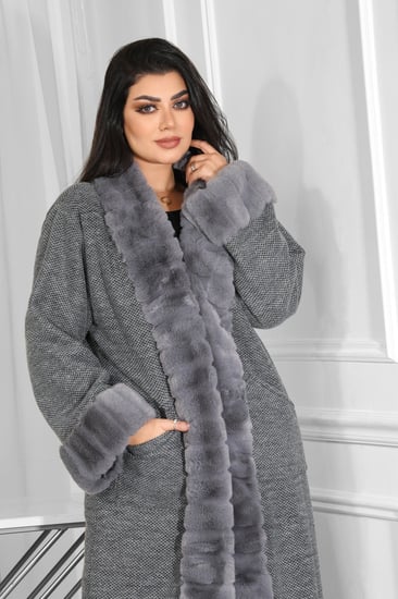 فروة شتوية طويلة مبطنة بالفرو من الداخل مزودة بفرو على الأطراف و الأكمام