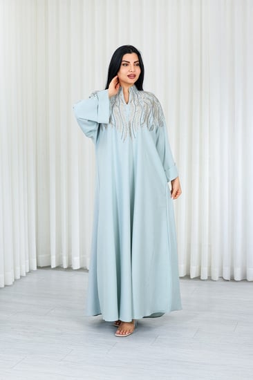 جلابية قماش بطول يصل للكاحل مزينة بتطريزات طولية على الصدر