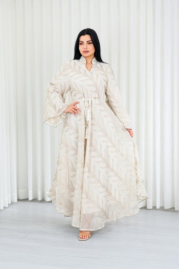 جلابية قماش بطول يصل للكاحل بطبقتين داخلية ملساء وخارجية شيفون مزودة بحزام خصر رفيع مزينة بزخارف مشجرة على طول الجلابية الخارجي ومنتصف الظهر