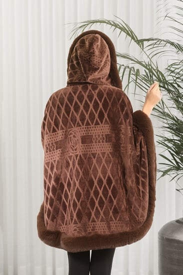 شال شتوي فرو مزخرف بشكل هندسي مع قبعة