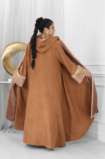 فروة شتوية مبطنة مع فرو على الأطراف