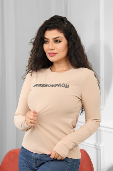 تيشرت نسائية كاجوال بأكمام طويلة بفتحات للإبهام في الأكمام وكتابة بأحرف كبيرة من الترتر اللامع على الصدر