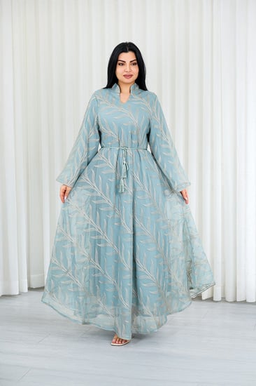 جلابية قماش بطول يصل للكاحل بطبقتين داخلية ملساء وخارجية شيفون مزودة بحزام خصر رفيع مزينة بزخارف مشجرة على طول الجلابية الخارجي ومنتصف الظهر