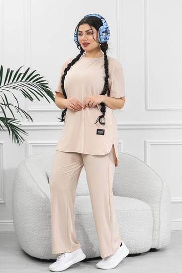 ترنج نسائي كاجوال ريب سادة تيشرت قصير من الأمام وظهر طويل بياقة دائرية وبنطال مزود بجيب جانبية