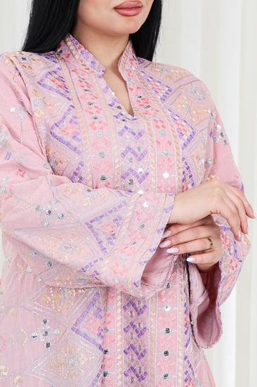 جلابية قماش بطول يصل للكاحل بأكمام بنهايات واسعة وياقة مزينة بالترتر وبالتطريزات البارزة على كامل القماش