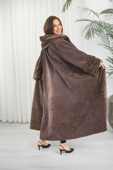 فروة شتوية مبطنة مع فرو على الأطراف وقبعة