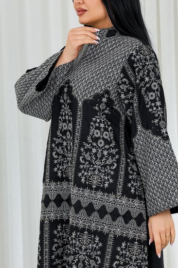 جلابية قماش بطول يصل للكاحل بياقة قصيرة مطرزة