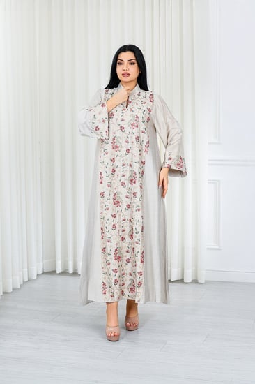 جلابية قماش بطول يصل للكاحل بياقة قصيرة مطرزة بالورد