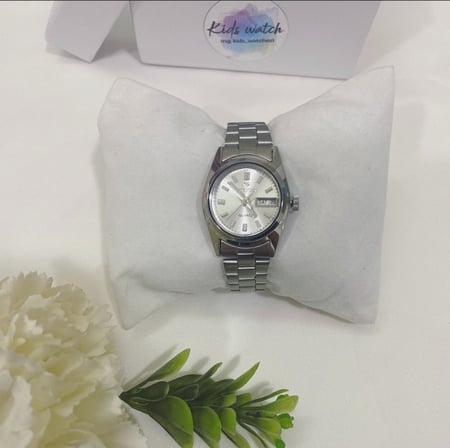 ساعة مناسبة لعمر سنة ومافوق(مقاومة للماء وفيها تاريخ)