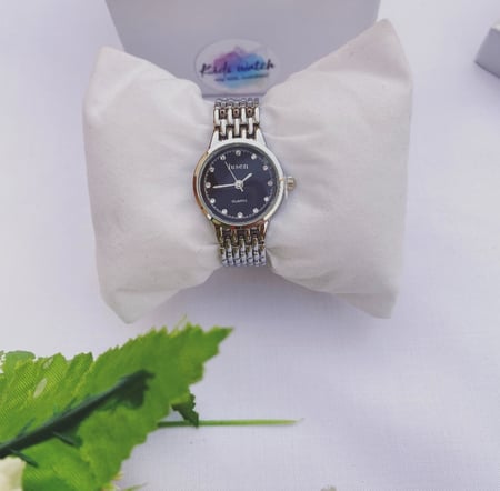 ساعة أولاد مُناسبة لعمر سنة وما فوق المينا أسود)(غير مقاومة للماء)