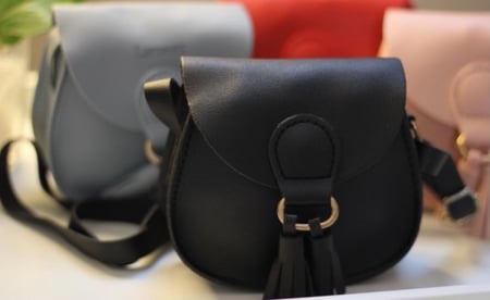 شنطة اطفال مع إمكانية حفر الاسم بالانقلش بطريقة احترافيه