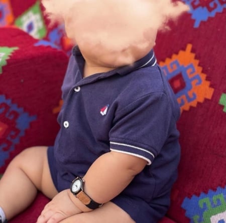 ساعة مُناسبة لعمر  سنة وما فوق(غير مقاومة للماء)