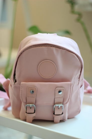 شنطة أطفال بأربعة ألوان مع كتابة الإسم