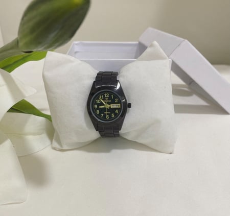 ساعة مناسبة من عمر سنة وما فوق (مقاومة للماء)