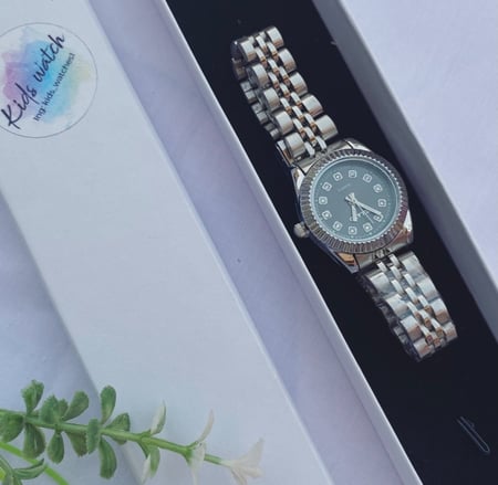 ساعة مُناسبة من عمر سنه وما فوق(ضد المويه)