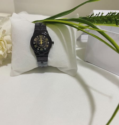 ساعة مناسبة من عمر سنة وما فوق (مقاومة للماء)