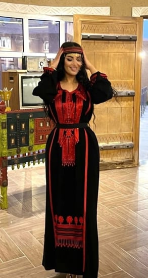 زي يوم التأسيس للبنات باللون الأسود والأحمر.