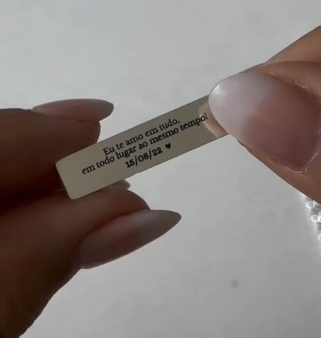 سلسال بصمة العين تصميم خاص  - قلادة مستطيلة بطلاء ثابت