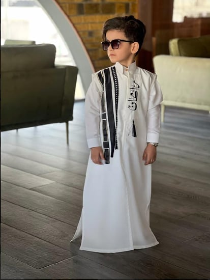 دقله أطفال صيفية لون أبيض بتطريز أسود وبالاسم