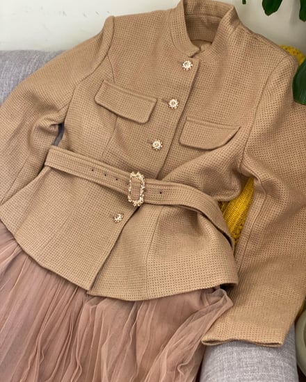 طقم معطف قصير مع تنورة كسرات بيج