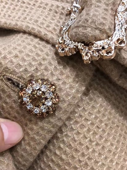 طقم معطف قصير مع تنورة كسرات بيج