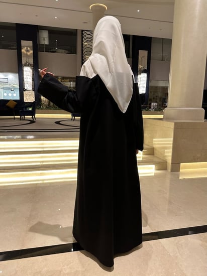 عبايه رسميه ابيض واسود