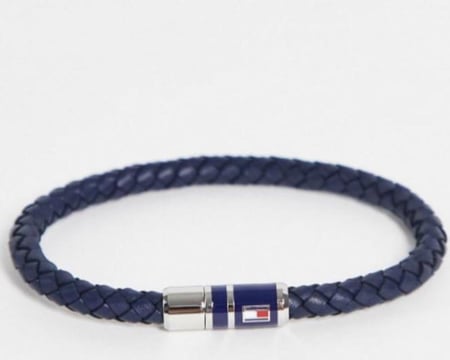 تنسيق ورد احمر مع اسواره تومي