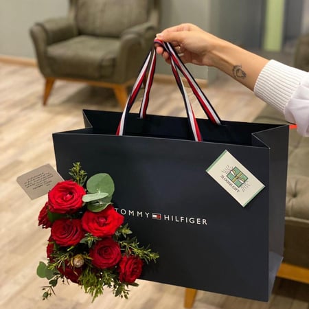 تنسيق شنطة تومي هيلفيغر