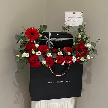 تنسيق شنطة تومي هيلفيغر