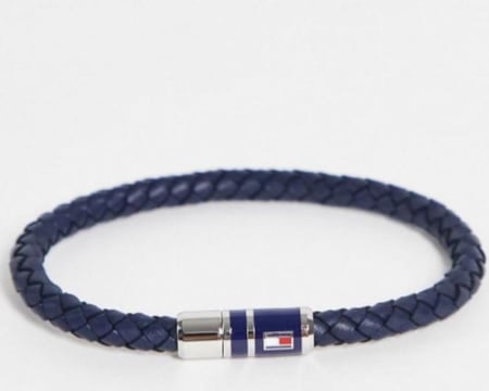 تنسيق ورد احمر مع اسواره تومي