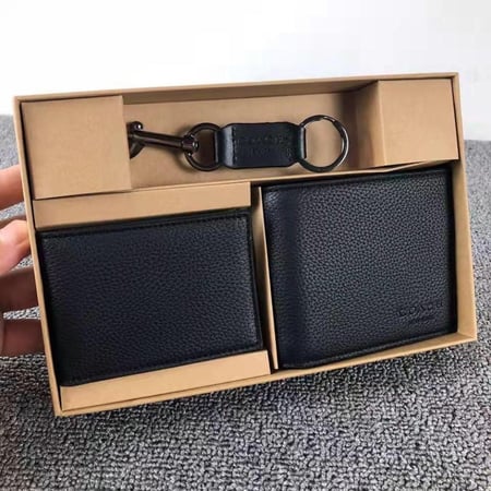 طقم كوتش مع التنسيق محفظة ومحفظة بطايق وميدالية