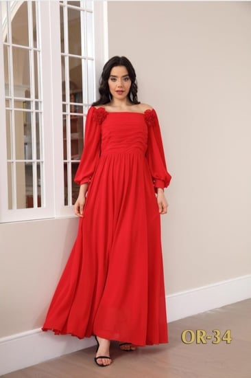 فستان طويل بأكمام شفافة