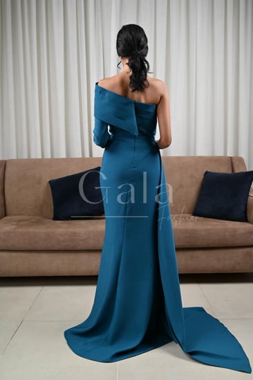 فستان طويل طرزان بذيل