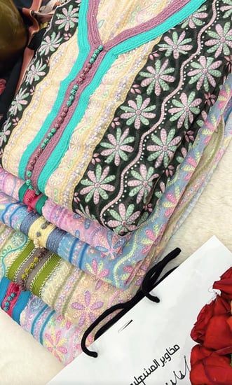 شيفون موديل مغربي مع بطانه وحزام مرصع بالكرستال من الامام