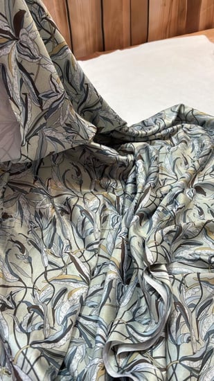 حرير ديجتال مطرز ومرصع بالكرستال مع الشيله