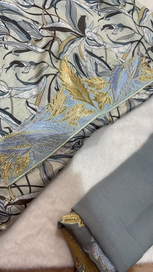 حرير ديجتال مطرز ومرصع بالكرستال مع الشيله