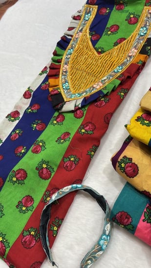 شالكي اطفال مع الطوق القطعه مترين ونصف تناسب مابين ٣ سنوات ل ١٠ سنوات