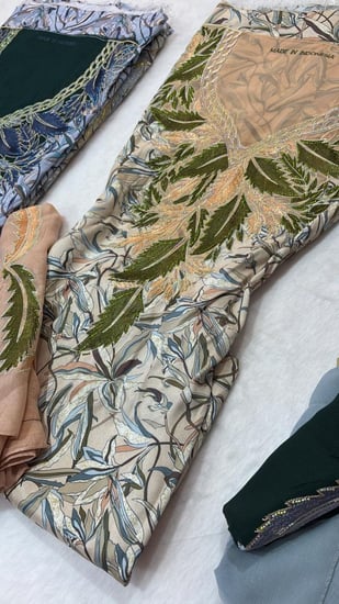 حرير ديجتال مطرز ومرصع بالكرستال مع الشيله