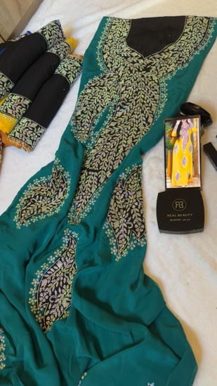 حرير الماس موديل السروال مطرز ومتروس كرستال وتطريز ظهر