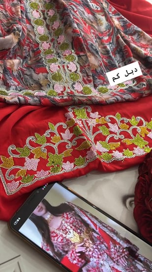 حرير ايطالي مع بطانه بموديل مميز وانيق دبل كم مطرز ومتروس كرستال