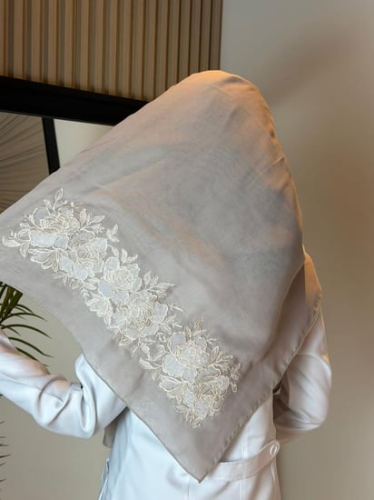 طرحة تطريز ورد الجوري