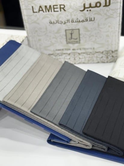 قماش ملكي مقلم عريض بخيوط من نفس اللون