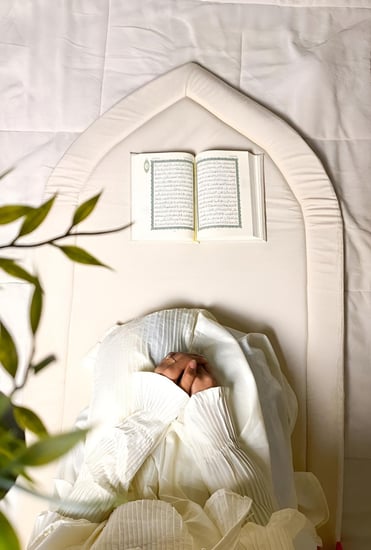 طقم سجادة صلاة و شرشف صلاة - لون سكري