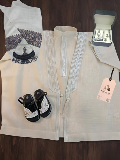 طقم بشت مع الثوب مع الاكسسورات بصمة جديده من متجر رشاء