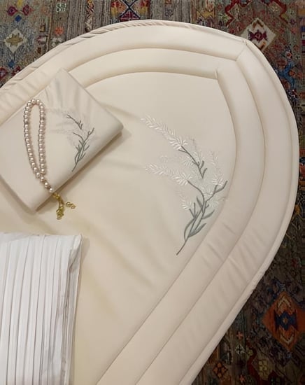 طقم سجادة صلاة و شرشف صلاة - لون سكري