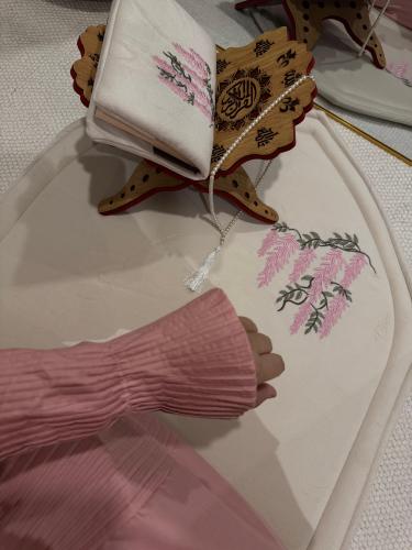 طقم صلاة لون لحمي