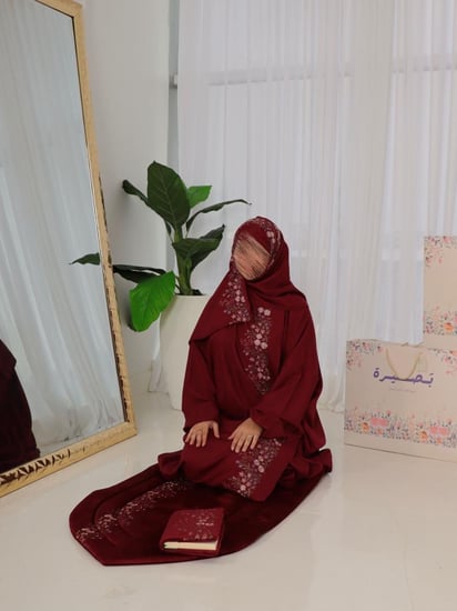 شراشف صلاة نسائية مميزة في طقم ورد ناعم برغندي - بصيرة