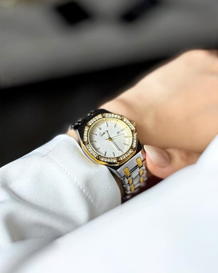 ساعة نسائية بتصميم انيق بالونين الفضي و الذهبي