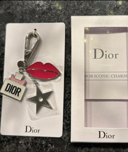ميداليه Dior الاصليه