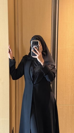 عباية بليزر كريب مع دانتيل في الياقة والكم - عبايات ثراء